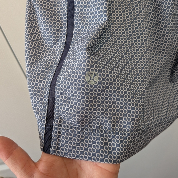 LULULEMON Pace Breaker Men Short Size XL Blue White With Pockets Active - Picture 7 of 11